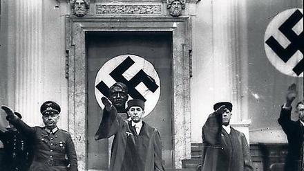 Sitzungseröffnung im Prozess nach dem Hitler-Attentat. Roland Freisler (Mitte) und die beiden Beisitzer Hermann Reinecke (links) und Ernst Lautz (rechts).