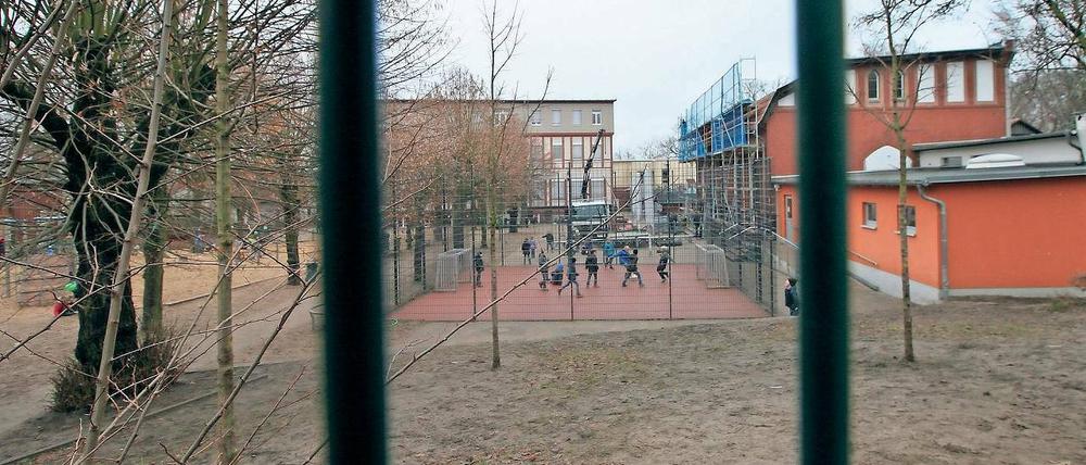 Zu eng, zu alt. Auf dem Stahnsdorfer Lindenhof-Campus sollen künftig mehr Schüler unterrichtet werden. Nach dem Neubau der Sporthalle soll deshalb die alte Halle umfunktioniert werden, auch ein Hortneubau ist geplant.