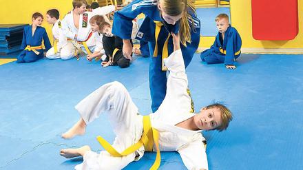 Sicher abgelegt. In der ausgezeichneten Kita Kinderland in Beelitz gehört Judo zum täglich wechselnden Rahmenprogramm. Auch Schüler üben dort.