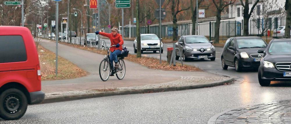 Immer wieder brenzlig. In der Oderstraße leben Radfahrer gefährlich. Vor allem beim Abbiegen von Pkw über den Radweg kommt es immer wieder zu Unfällen.