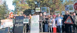Rund 80 Anwohner und Naturschützer haben am Samstag gegen die Rodung eines Wäldchens in Wilhelmshorst demonstriert. 