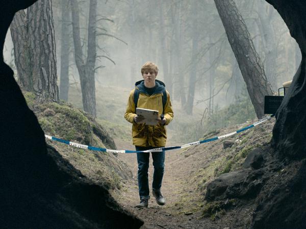 Louis Hofmann mit der berühmten gelben Regenjacke in einer Szene der deutschen Netflix-Serie "Dark" (Staffel 1). Die dritte Staffel ist seit dem Wochenende bei dem Streaminganbieter zu sehen. 
