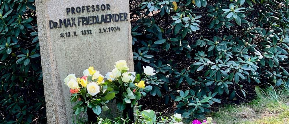 Der neu aufgestellte Grabstein von Max Friedlaender auf dem Südwestkirchhof in Stahnsdorf.