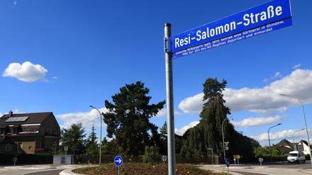 Das Schild der Resi-Salomon-Straße am Bildungscampus in Glindow.