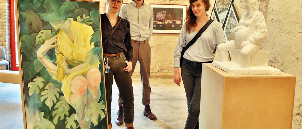 Mittelpunkt Mensch. Die drei jungen Künstler Helena Zubler, Johann Spengler und Sarah Weinberg (v.l.) zeigen in der Galerie Töplitz Illustrationen, Malerei und Skulpturen. Die meisten Werke stellen das Thema Mensch in den Mittelpunkt. 
