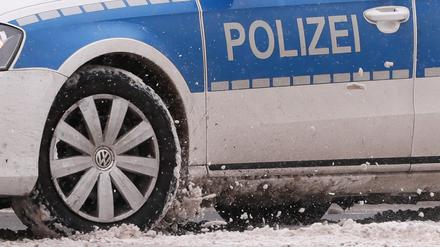 Ein Polizeiwagen im Schnee. (Symbolfoto)