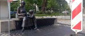 Die Skulptur von Emma-Maria Lange in Kleinmachnow ist mit Teer übergossen worden.