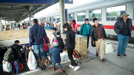 Flüchtlinge kommen am Bahnhof Schönefeld an und werden mit Bussen in die Erstaufnahme-Einrichtungen in Brandenburg verteilt. In Töplitz (Potsdam-Mittelmark) sollen demnächst 70 in einem ehemaligen Erntehelfer-Heim unterkommen.