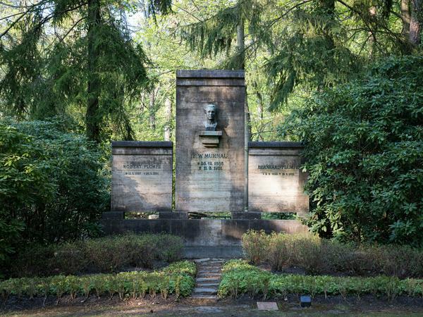 Die Grabstelle des Filmregisseurs Friedrich Wilhelm Murnau, links und rechts davon sind Steine für dessen Brüder.