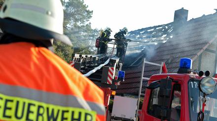 Feuerwehrleute löschten am Montag (30.01.2012) in Kleinmachnow das brennende Dachgeschoss eines Einfamilienhauses in der Sommerfeldsiedlung. Eine Frau starb bei dem Brand.