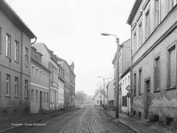 Eine historische Aufnahme der Torstraße um 1989/90.