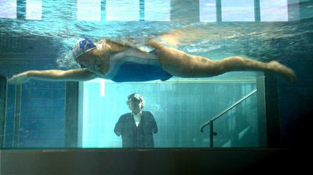 Niko von Glasow hielt die Paralympics zuvor für eine "dumme Idee". Die einbeinige Schwimmerin Christiane Reppe hat ihn vom Gegenteil überzeugt.