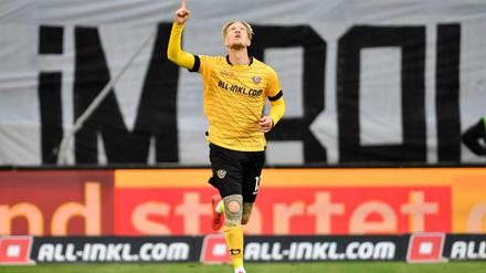 Dank nach oben. Dresdens Simon Makienok Christoffersen freut sich über sein Tor zum 1:1 gegen Fürth. 