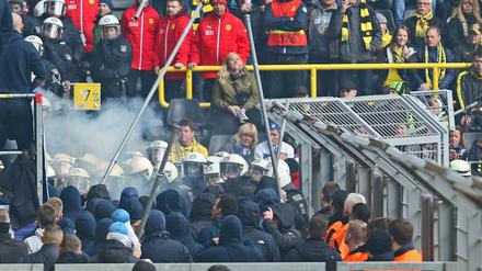 Hertha-Fans und Polizisten. Randale, wie sie nicht ins Fußballstadion gehören.