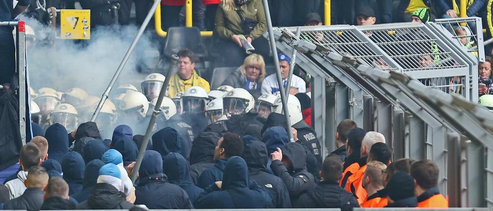 Hertha-Fans und Polizisten. Randale, wie sie nicht ins Fußballstadion gehören.