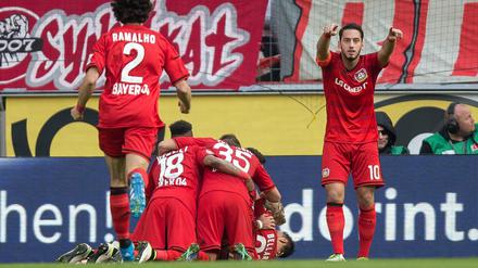 Leverkusens Leverkusens Hakan Calhanoglu (l) und andere Spieler jubeln nach dem Tor zum 1:0.