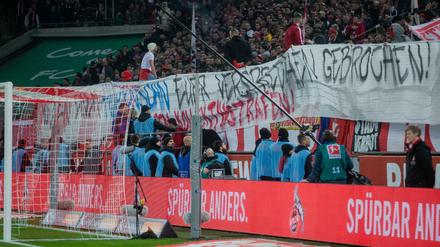 Auch in Köln zeigten Fans ein beleidigendes Plakat, um gegen Kollektivstrafen zu protestieren. 