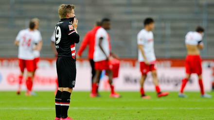 Frustschutz, nicht Mundschutz: Düsseldorf verspielte gegen Köln den Derbysieg.