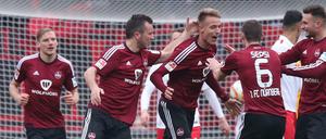 Der Nürnberger Ondrej Petrak (M) jubelt mit seinen Kollegen Even Hovland (l), Danny Blum (r) und Laszlo Sepsi über seinen Treffer zum 1:1. 