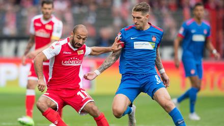 Gewitzt abgeluchst: Unions Akaki Gogia läuft mit dem Ball gegen Heidenheims Robert Andrich (r). 