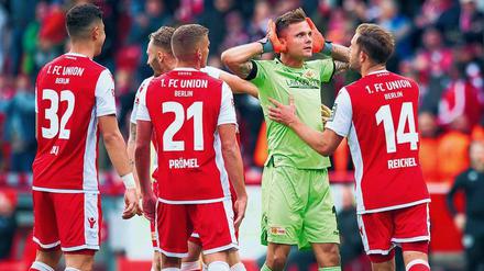 Wir wollen euch hören: Beim Bundesliga-Debüt könnte es für den 1. FC Union um Torwart Rafal Gikiewicz (Zweiter von rechts) still werden.