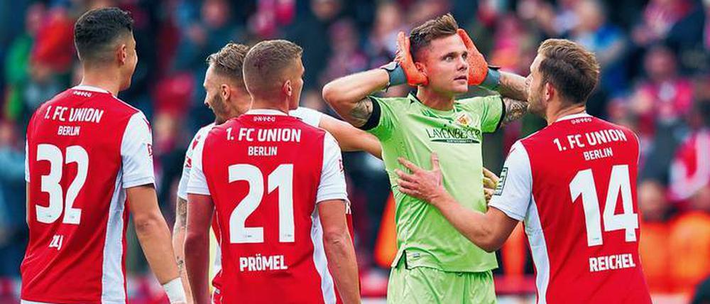Wir wollen euch hören: Beim Bundesliga-Debüt könnte es für den 1. FC Union um Torwart Rafal Gikiewicz (Zweiter von rechts) still werden.