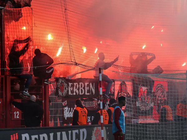 Pyro im Gästeblock. Fans von Bayer Leverkusen zünden bengalisches Feuer.