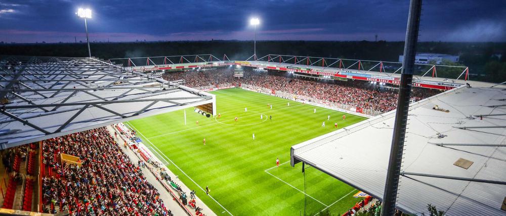 Schön und ganz schön klein. Das 22.012 Zuschauer fassende Stadion An der Alten Försterei. Ein Ausbau auf 37.000 ist in Planung.