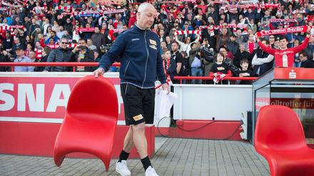 Noch darf Unions Cheftrainer Andre Hofschneider am Spielfeldrand stehen.