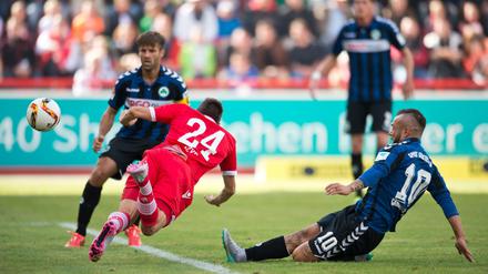 Steven Skrzybski (mit der Rückennummer 24) erzielte 1:0 für den 1. FC Union. 