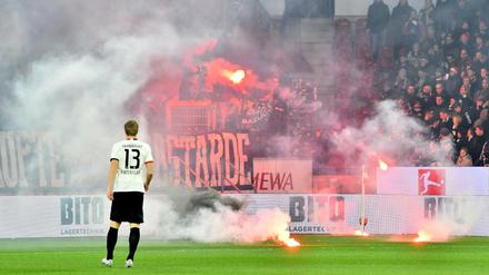 Hitzige Angelegenheit: Im Eintracht-Block wird vor dem Anpfiff des Spiels zwischen Mainz und Frankfurt gezündelt.