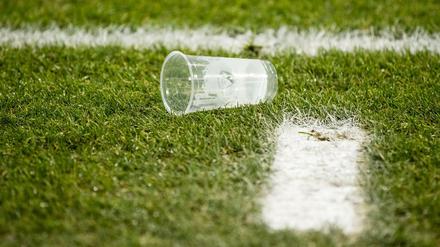 Fußball-Bundesligist VfL Bochum erwägt nach dem Skandalspiel ein Alkoholverbot auf den Tribünen
