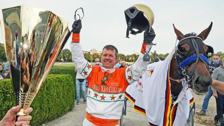 Michael Nimczyk steuert am Sonntag das in Berlin stehende Pferd Kyriad Newport. Der goldene Helm darf dabei nicht fehlen. 