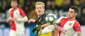 Borussia Dortmund (hier li. Julian Brandt gegen Prags Nicolae Stancui) könnte einen ganz dicken Brocken erwischen. 