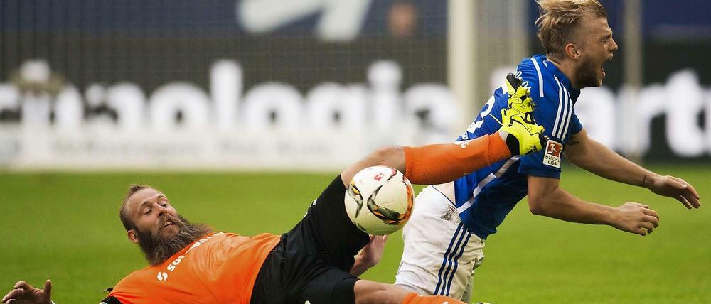 Schalke-Spielmacher Johannes Geis (r.) wurde zu vielen riskanten Pässen gezwungen. 