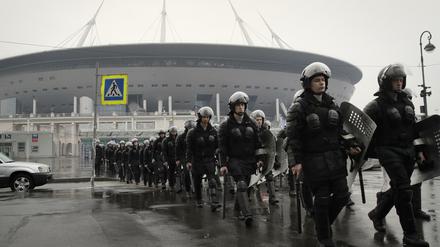 Russische Sicherheitskräfte bereiten sich in Sankt Petersburg auf die WM vor. 