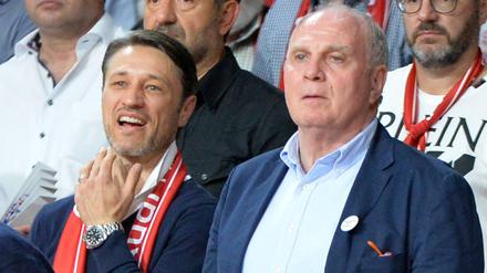 Noch haben Niko Kovac (links) und Uli Hoeneß keine großen Transfers für die Offensive verkündet.