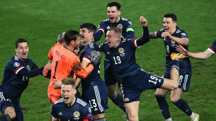 Sie sind dabei: Schottlands Spieler jubeln nach dem Sieg in Serbien. 