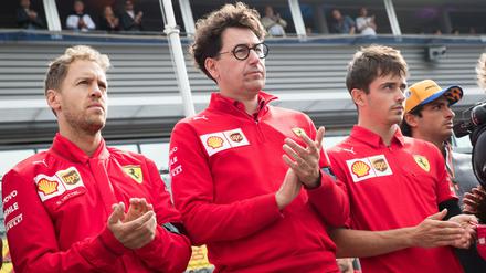 Wer wird die Nummer eins? Ferrari-Teamchef Binotto (M.) muss sich zwischen Vettel und Leclerc entscheiden.