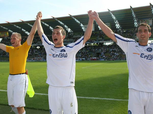Erfolgreiche Bundesliga-Zeiten. Miller (gelbes Shirt) jubelt 2008 mit seinen Karlsruher Mitspielern.