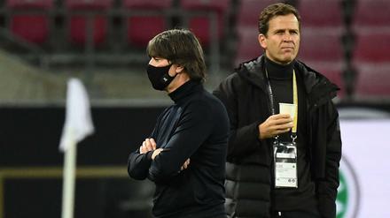 In welche Richtung bewegt sich der Fußball. Oliver Bierhoff (r.), Manager der Nationalmannschaft, bemängelte am Montag die schlechte Stimmung rund um das Team.