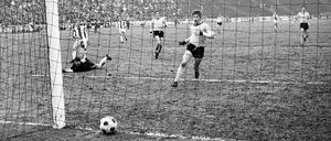 Franz Brungs erzielt das 5:0 für Hertha BSC – vor nur knapp 23.000 Zuschauern im Olympiastadion.