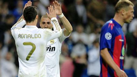 Abklatschen. Cristiano Ronaldo (li.) und Karim Benzema nach Ronaldos Treffer.