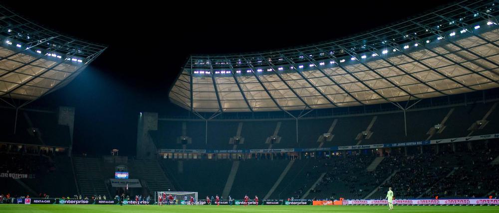 Mehr leere als volle Plätze. So wie hier Anfang 2018 gegen Mainz sieht es im Olympiastadion häufiger aus. 