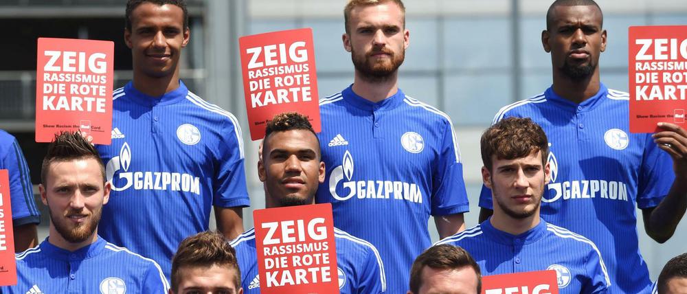 Die Schalker Mannschaft beteiligt sich immer wieder an Aktionen wie "Zeig Rassismus die Rote Karte".
