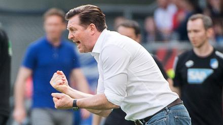 Überzeugungstäter. Ein engagierter HSV-Trainer Christian Titz beim Spiel in Hoffenheim.