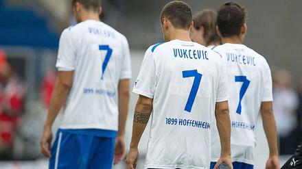 ... und Hoffenheims Spieler tragen nach dem Spiel Trikots mit der Nummer 7 - von Boris Vukcevic.