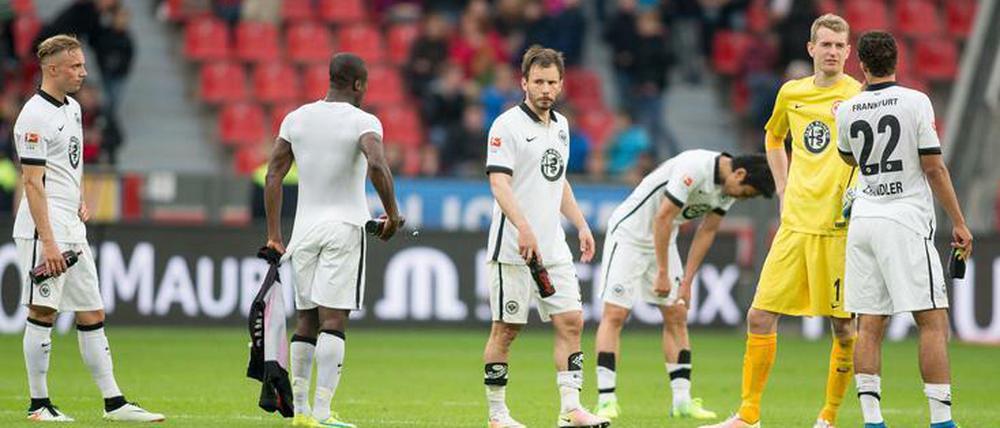 Erste allgemeine Verunsicherung. Die Spieler von Eintracht Frankfurt nach der Niederlage in Leverkusen. 