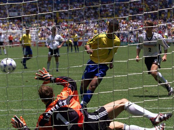 Tiefpunkt: Ronaldinho erzielt beim Confed-Cup 1999 das 2:0 gegen Jens Lehmann. Das Spiel endet 0:4.