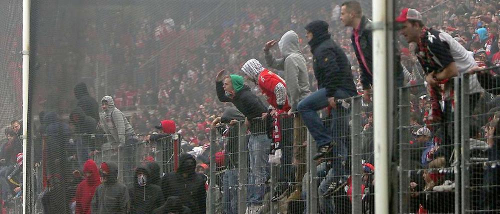 Kein Karneval: Die Kölner Fans sind wütend nach dem fünften Abstieg der Vereinsgeschichte.